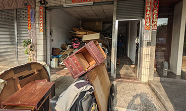 台中裝潢拆除實例照片，顯示師傅正在進行精細拆除作業