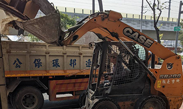 台中木工拆除廢棄物清運照片，專業清運車輛正在載運廢料
