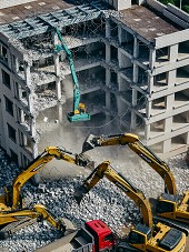 957拆除拆除師傅Jimmy，戴著手套與護目鏡，專注於拆除作業