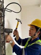 957拆除拆除師傅朗哥，在拆除現場與客戶進行溝通