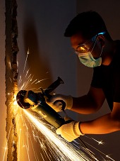 957拆除拆除師傅小森，身穿反光背心，正在清運廢料