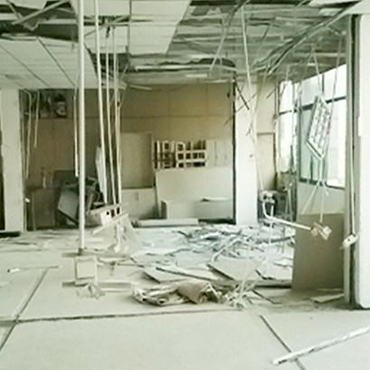 台中裝潢拆除施工照片，工人正在拆除室內隔間牆