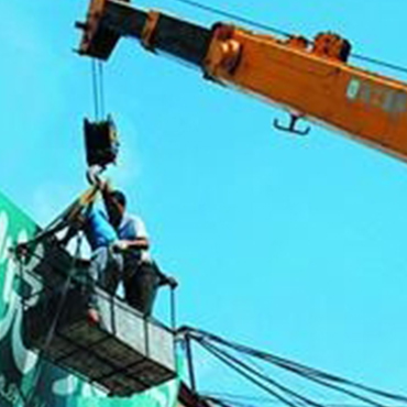 台中店鋪拆除施工照片，顯示拆除後的開放空間