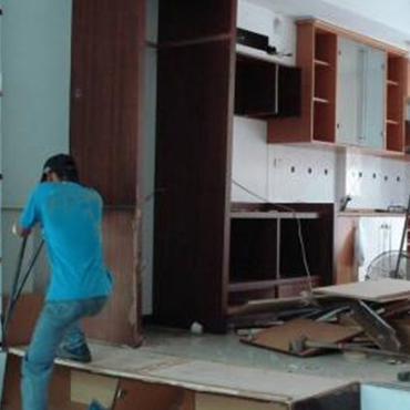 台中木工拆除後，準備進行廢棄物清運的廢料堆